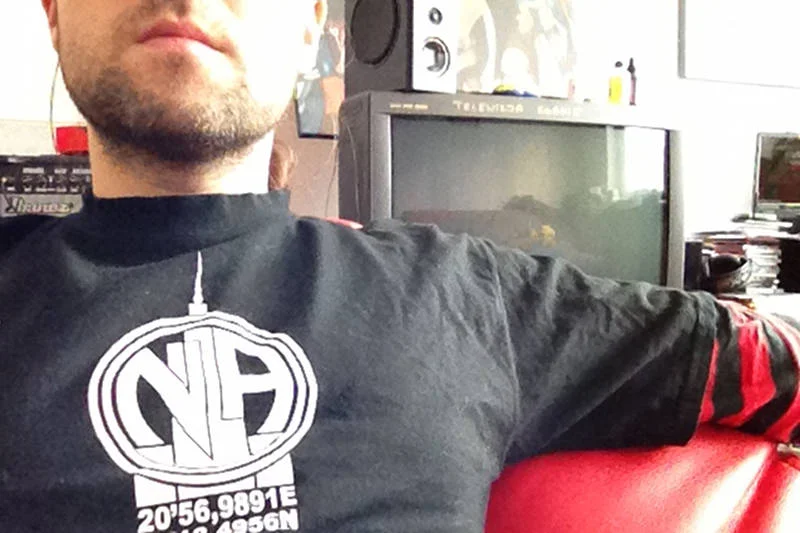 Piotrek nie chce pokazywać twarzy, aby uniknąć problemów w pracy. Należy do Anonimowych Narkomanów (NA, Narcotics Anonymous)