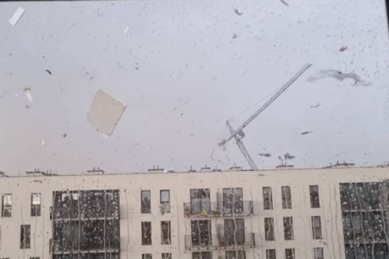 Silny wiatr przewrócił dźwig w Krakowie. Są ranni, dwie osoby zmarły