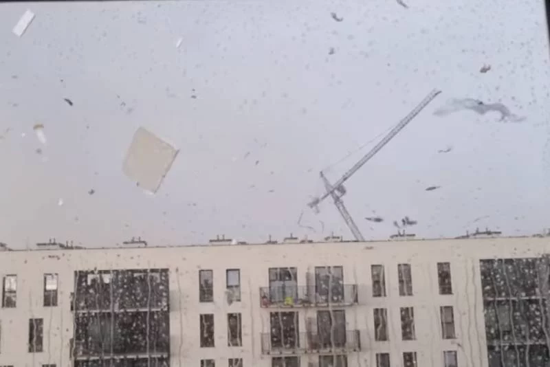 Silny wiatr przewrócił dźwig w Krakowie. Są ranni, dwie osoby zmarły