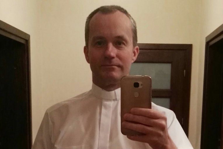 Ksiądz Janusz Chyła znalazł zależność pomiędzy liczbą ludzi uczęszczającą do konfesjonałów a tych, którzy korzystają z pomocy psychologa.