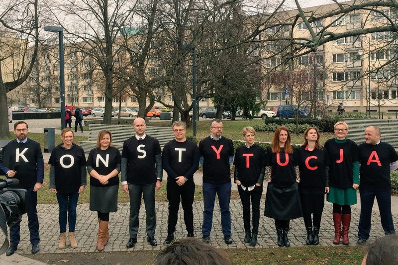 Sędziowie stworzyli nowe koszulki z "konstytucją".