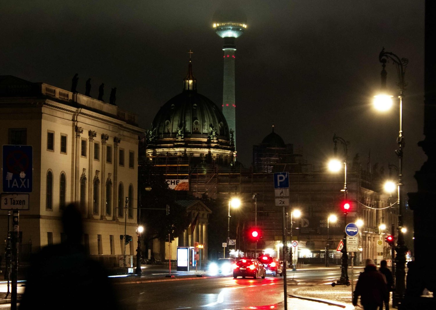Mateusz Morawiecki stwierdził, że w Berlinie wprowadzono godzinę policyjną w związku z koronawirusem. Wyjaśniamy, jak jest naprawdę.