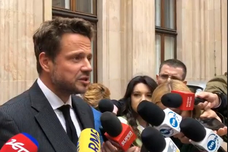 Rafał Trzaskowski o chaos w liceach obwinia rząd PiS i żali się, że ten próbuje odpowiedzialnością za brak miejsc w szkołach obarczyć samorządy.