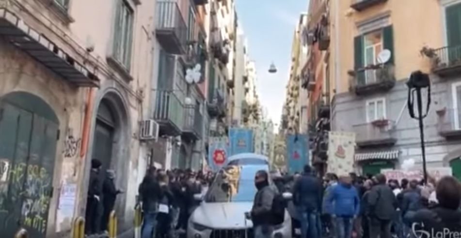 W ramach walki z koronawirusem władze Włoch wprowadziły m.in. czasowy zakaz pogrzebów w kościołach.