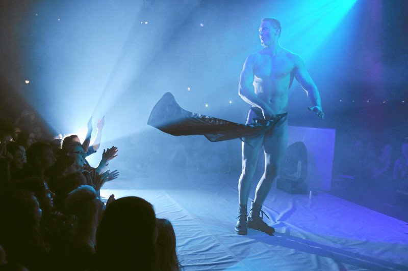 Podczas oficjalnych uroczystości barbórkowych w PGNiG przed żeńską częścią pracowników wystąpił tancerz erotyczny.