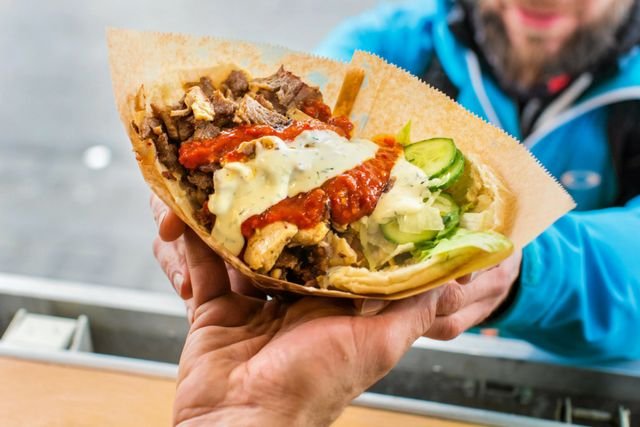 Tureccy pracownicy baru z kebabem w Nowym Sączu zostali brutalnie zaatakowani po tym, jak zostali wyproszeni z lokalu.