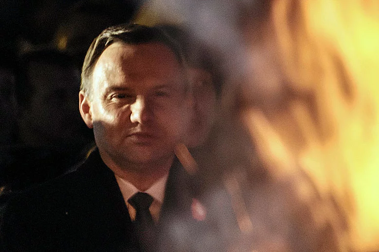 Prezydent Duda ułaskawił posła Tomczaka, który miał zapłacić odszkodowanie za zniszczenie rzeźby Jana Pawła II.