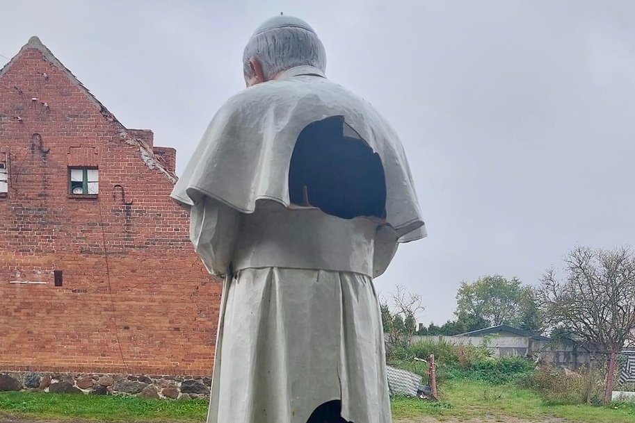 Uszkodzona figura Jana Pawła II w Dębem w województwie Wielkopolskim