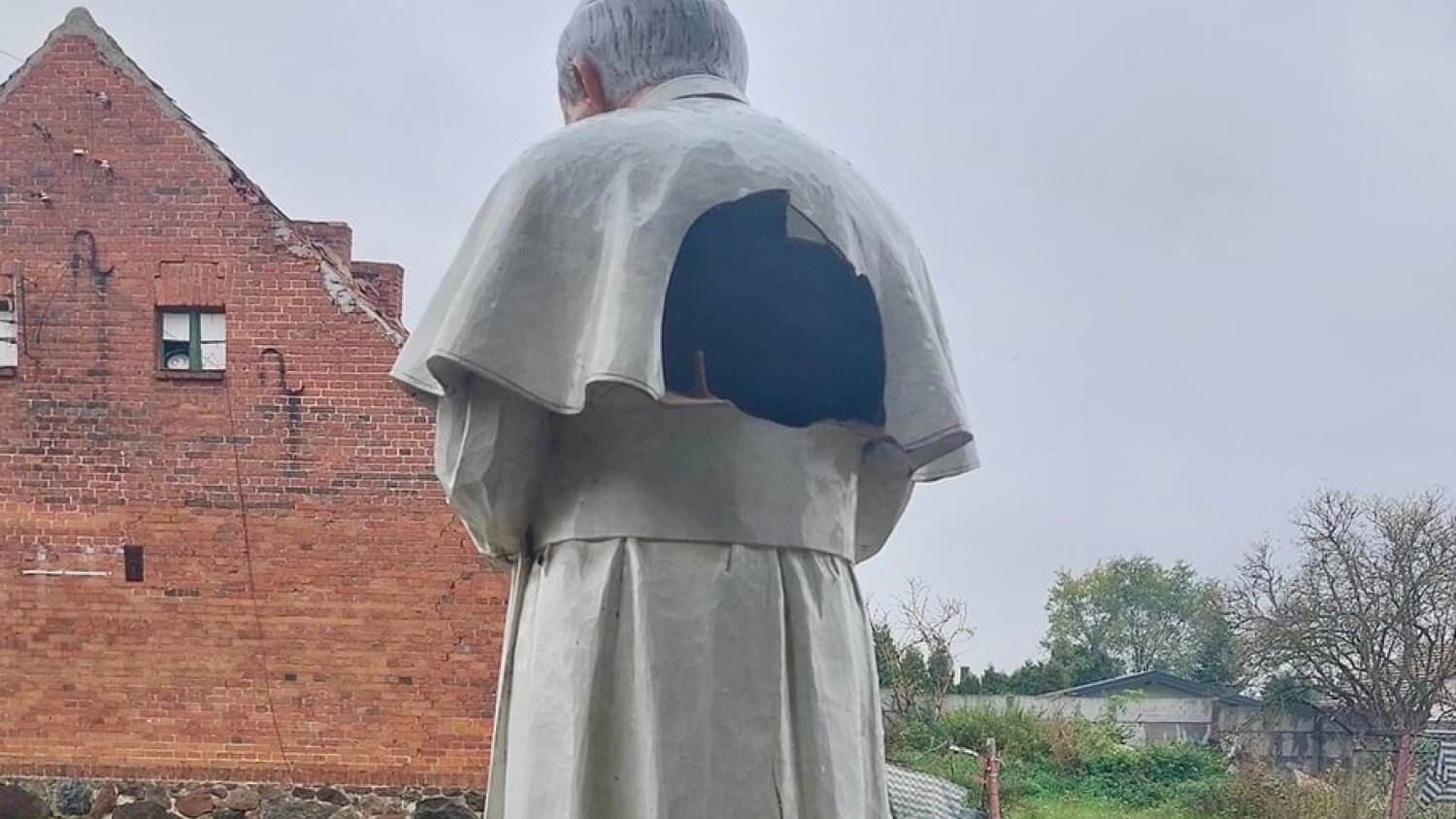 Uszkodzona figura Jana Pawła II w Dębem w województwie Wielkopolskim