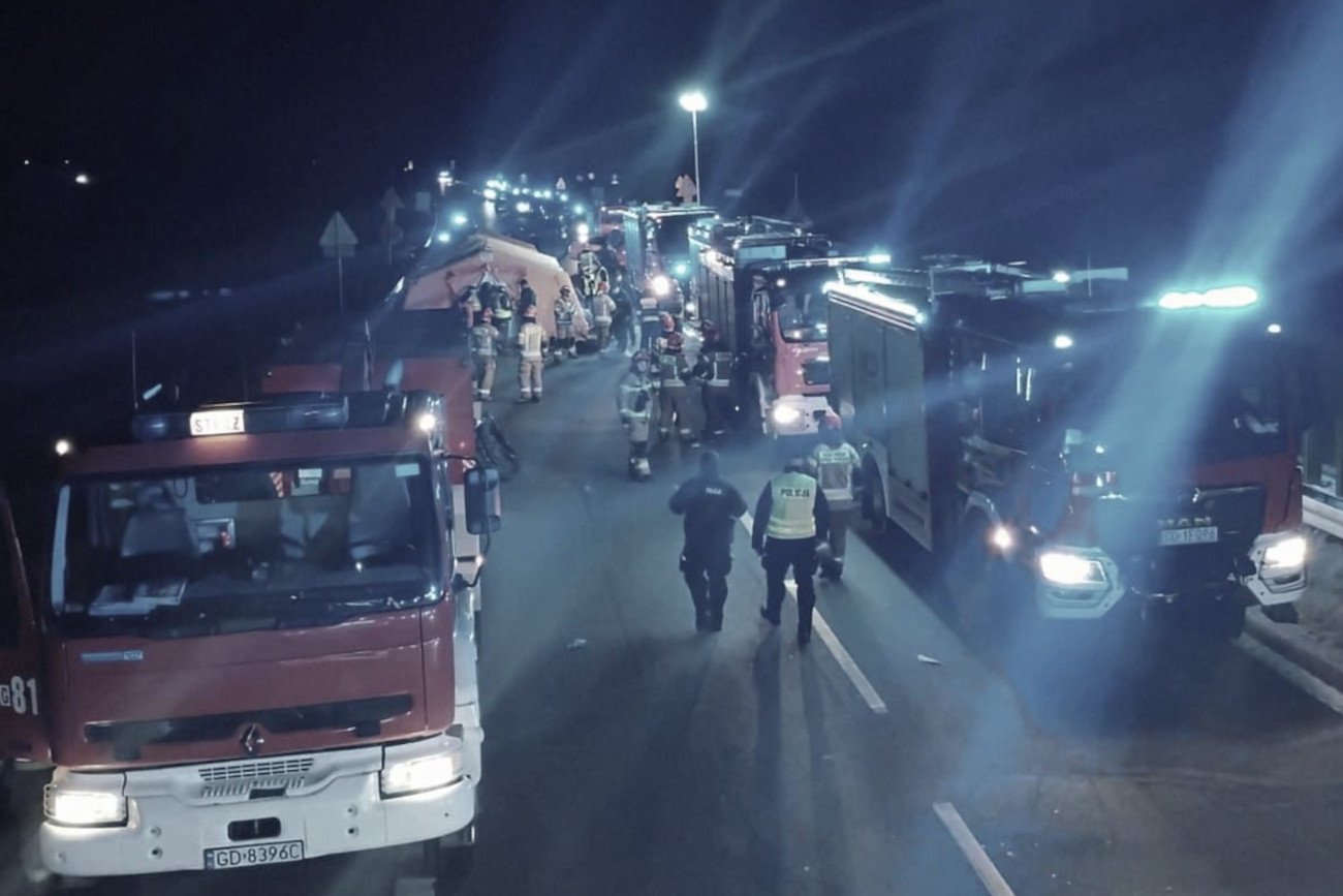 Do karambolu na S7 doszło 19 października o godz. 23.15. Zginęły cztery osoby, w tym dwóch chłopców w wieku 7 i 10 lat.