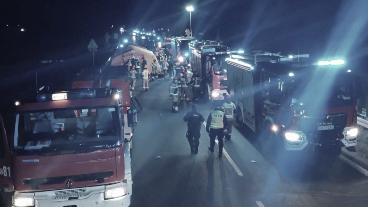 Do karambolu na S7 doszło 19 października o godz. 23.15. Zginęły cztery osoby, w tym dwóch chłopców w wieku 7 i 10 lat.
