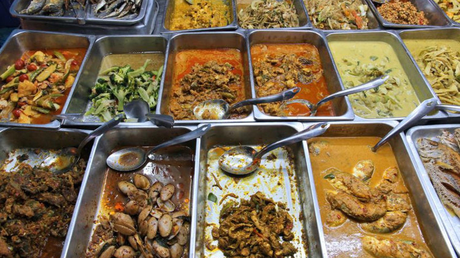 Restauracje typu "jesz ile chcesz" zmagają się z ogromnymi ilościami zmarnowanej żywności.