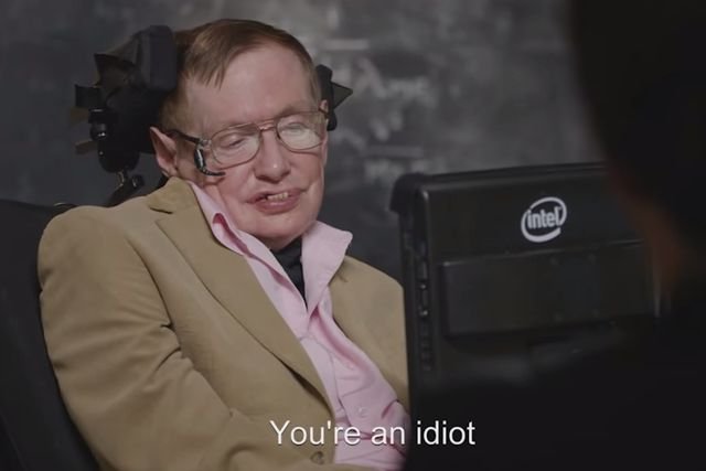 – Jesteś idiotą – Stephen Hawnking dobrze się podczas tego wywiadu bawił.