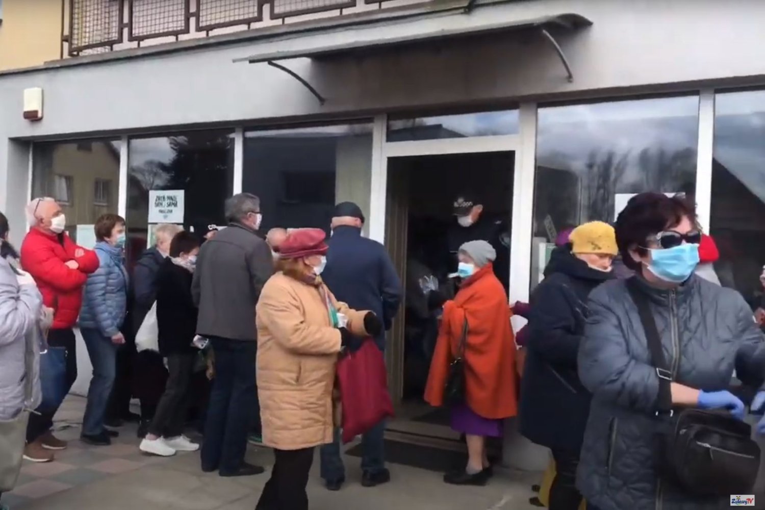 Film z akcji rozdawania darmowych maseczek podnosi cieśnienie