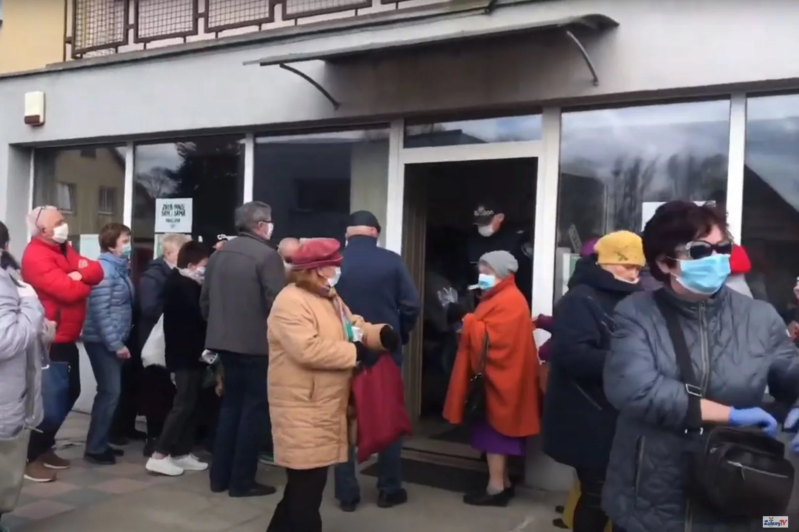 Film z akcji rozdawania darmowych maseczek podnosi cieśnienie