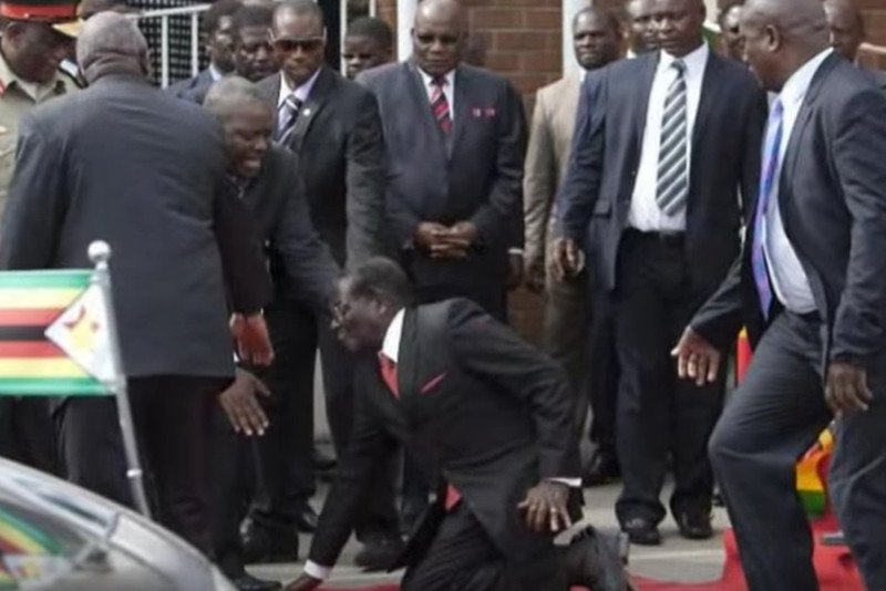 Głośny upadek prezydenta Mugabego ze schodów.
