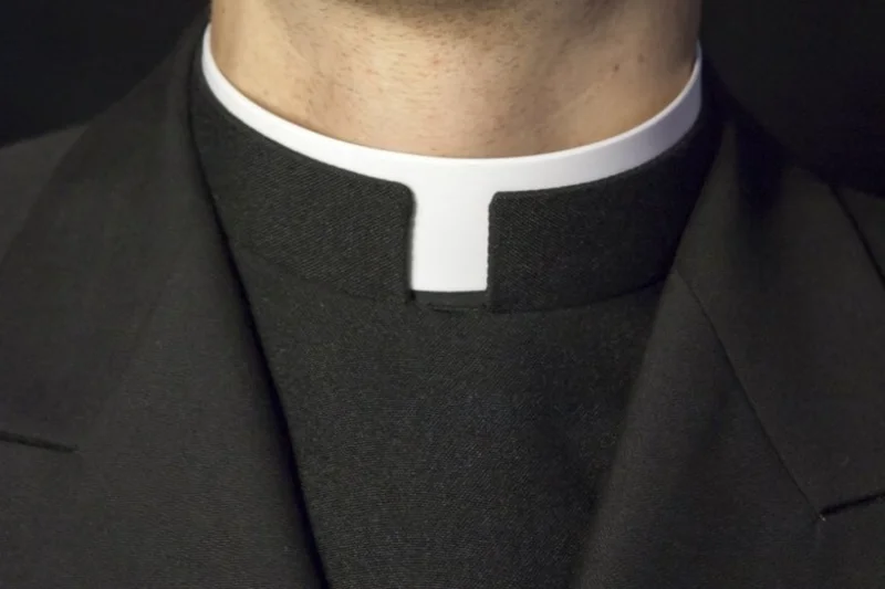 Proboszcz został zatrzymany po tym, jak jedna z matek oskarżyła go o molestowanie jej dziecka.