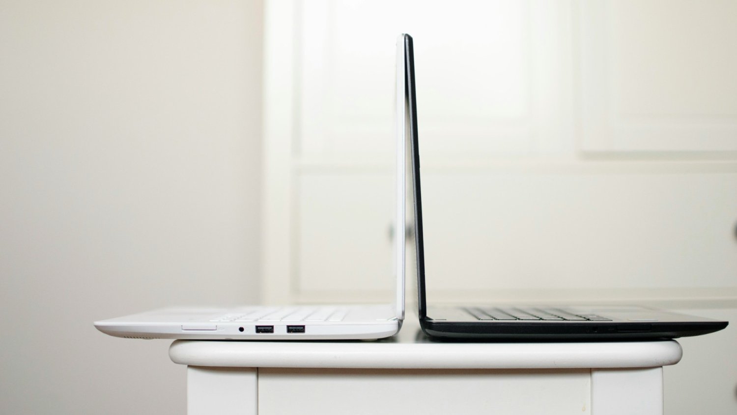 Faktoring klasyczny vs odwrotny: różnice, koszty i scenariusze zastosowania