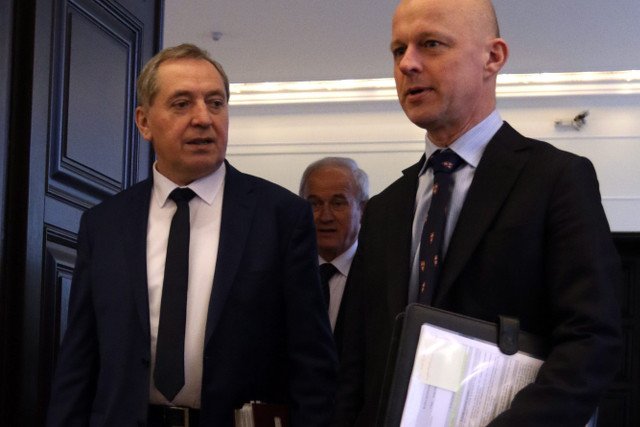 Henryk Kowalczyk (po lewej) wymyśla nowe podatki, a Paweł Szałamacha, minister finansów pięknie je potem wstawia w rubryki budżetu.