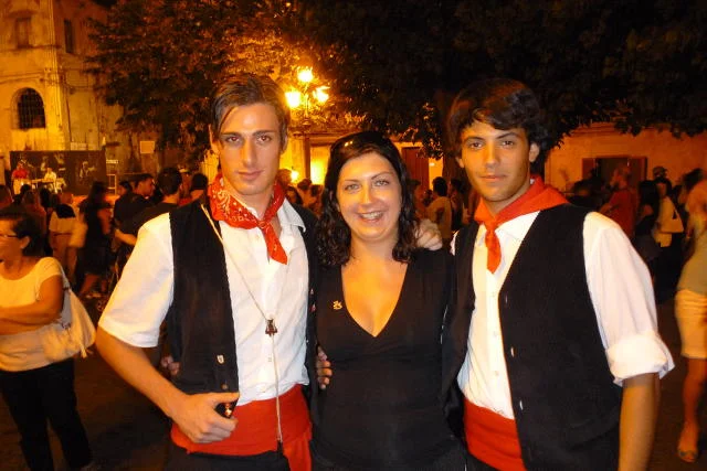 Joanna Dziadowiec wraz z muzykami z Compagnia Folk Triscele "Città di Aragona" podczas International il Festival del Folklore, Verbicaro, Włochy 2009