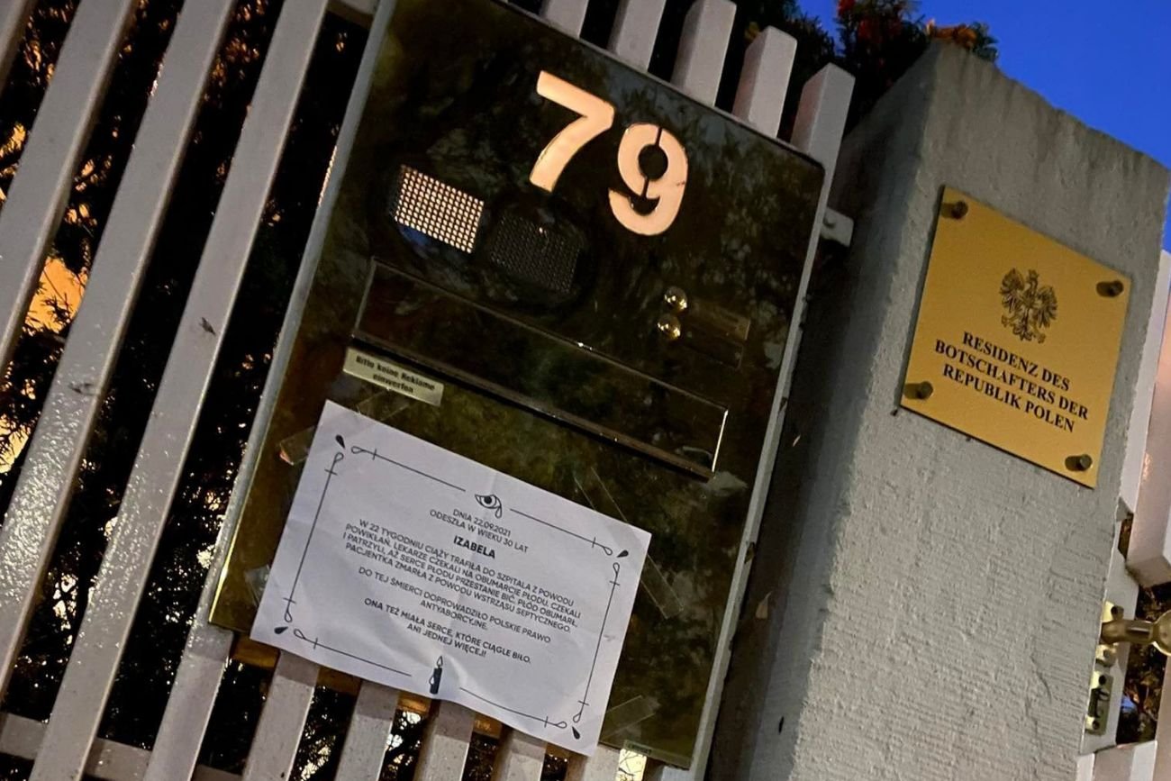 Klepsydra spod willi Julii Przyłębskiej w Berlinie.