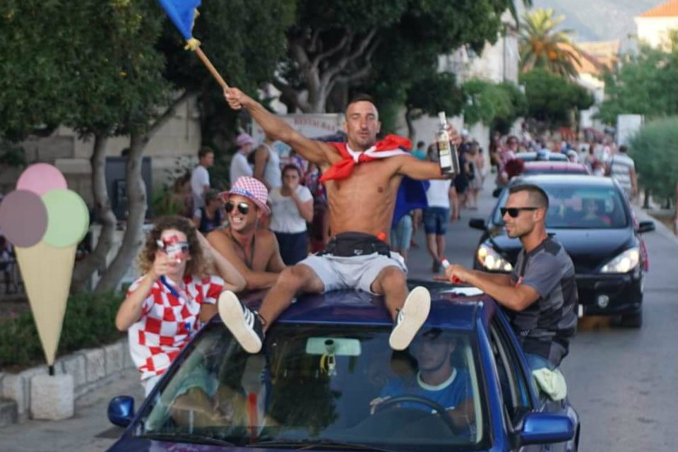 Chorwaci radują się po finałowym meczu mundialu.