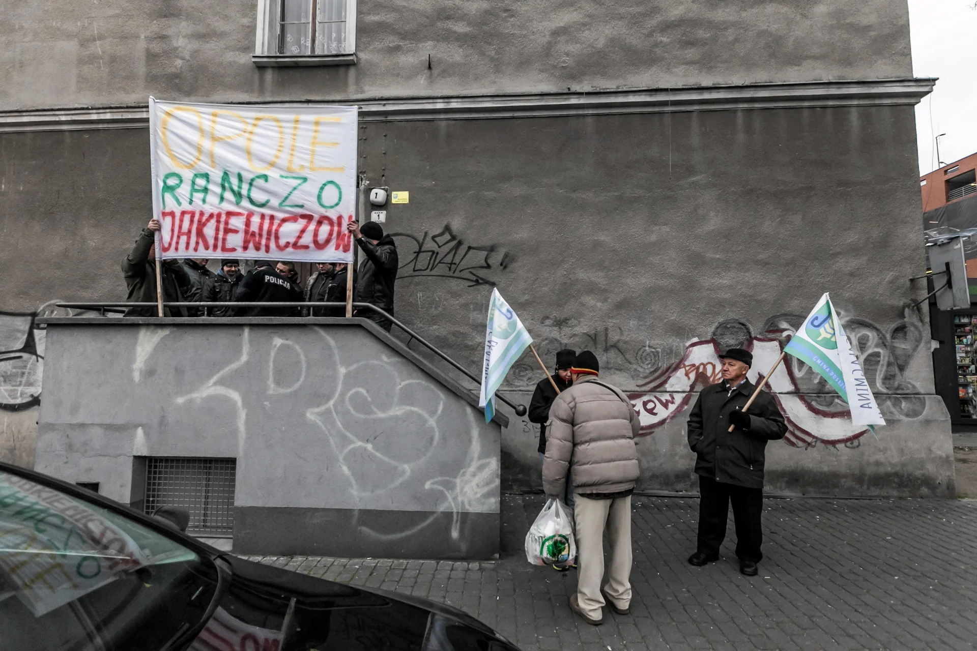 Zdjęcie z 30 listopada 2016 r. – protest przed biurem poselskim Patryka Jakiego w Opolu. W środku kilka osób prowadziło wtedy okupację biura, czekając na spotkanie z wiceministrem.