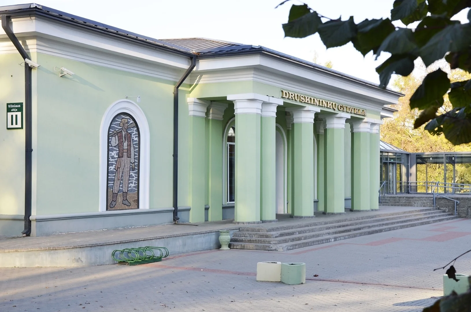 Druskininku Gydykla - lecznica balneologiczna zbudowana na mineralnym źródełku.