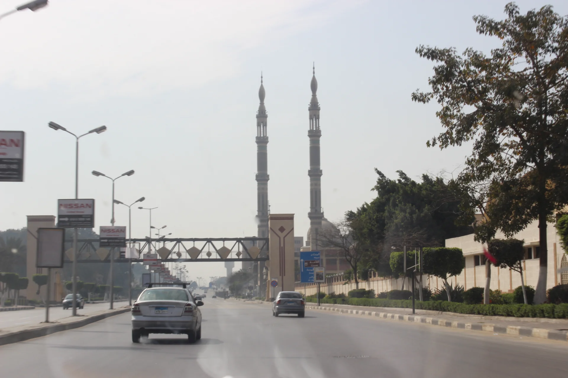 Widok z kairskiej ulicy na dwa minarety