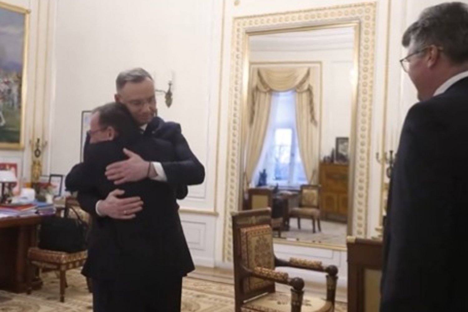 Czułe powitanie polityków PiS przez Dudę. Fala komentarzy.