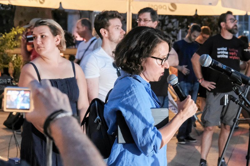 Sędzia Monika Frąckowiak podczas manifestacji ''Ziobro musi odejść!'' w Poznaniu.