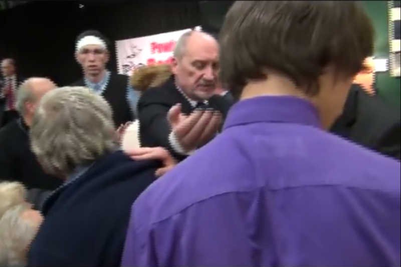 Internauci przypominają sobie zajścia na spotkaniu z Antonim Macierewiczem.