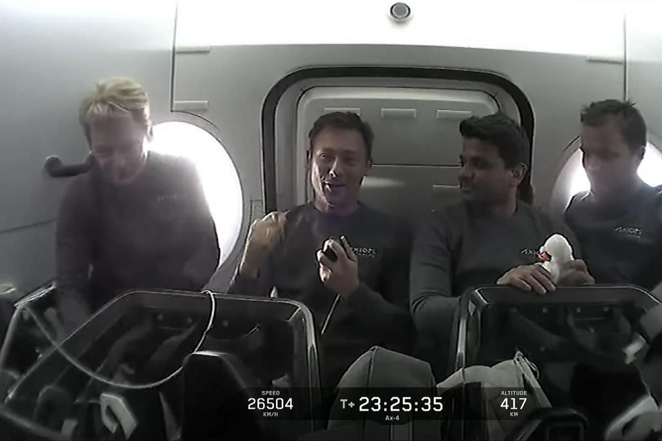 Astronauci z misji Ax-4 połączyli się z Ziemią. Polak gwałtownie przejął mikrofon