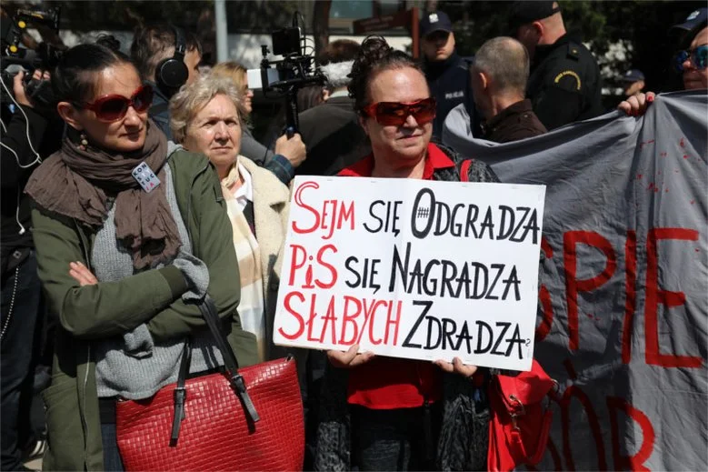 Według sondażu większość Polaków słyszała o proteście niepełnosprawnych i w tym sporze stają po stronie protestujących.