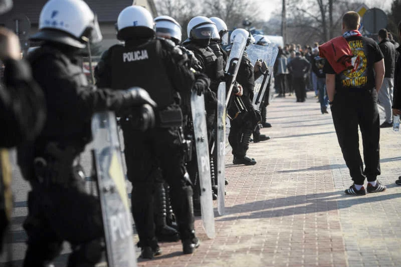 Kibole zablokowali drogę Warszawa-Katowice.