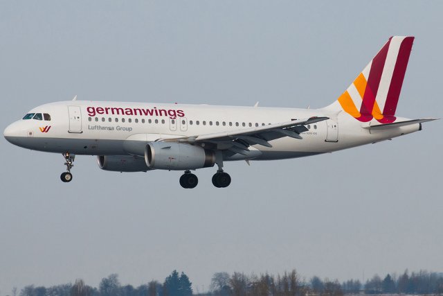 "The New York Times" twierdzi, że w chwili katastrofy w kokpicie znajdował się tylko jeden pilot, który nie otwierał zamkniętych drzwi