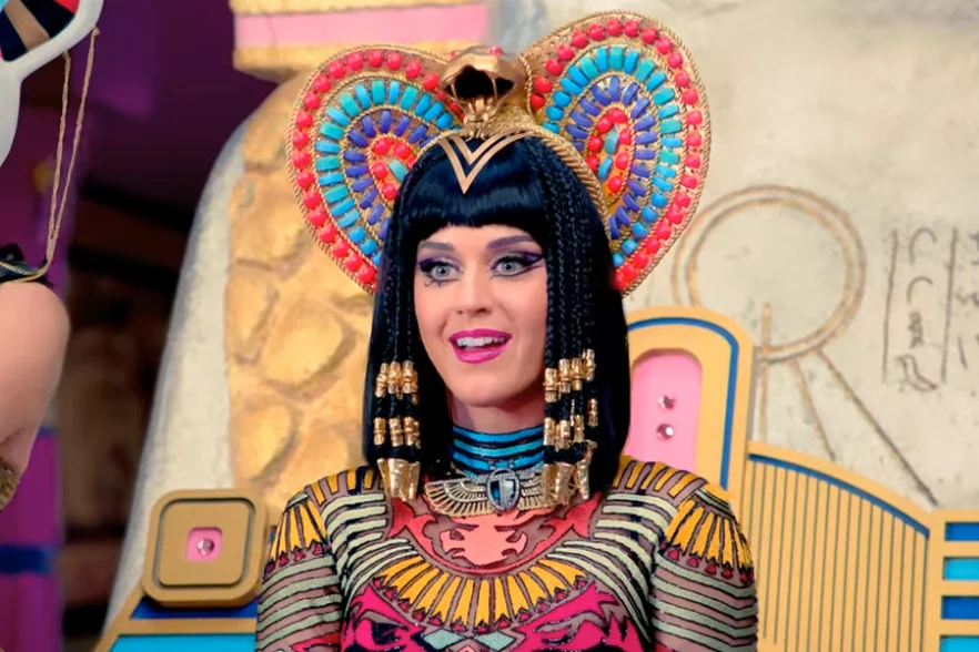 Kadr z teledysku do utworu "Dark Horse" Katy Perry