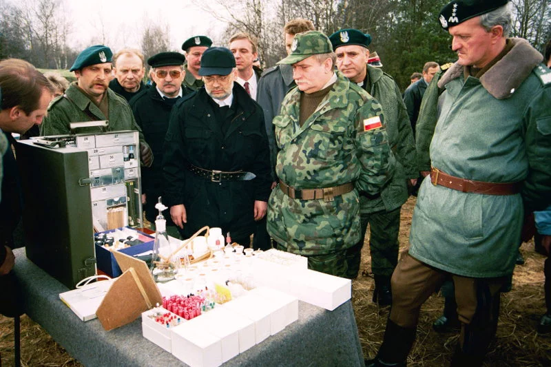 Ćwiczenia w 1993 roku. Cybula stoi tuż za Wałęsą.