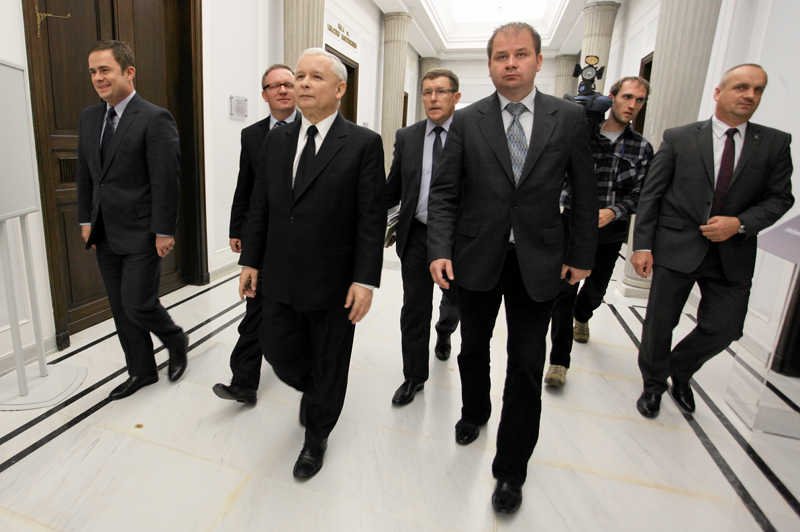 Prawo i Sprawiedliwość traci w sondażach po reakcji Jarosława Kaczyńskiego na artykuł o trotylu na wraku Tupolewa