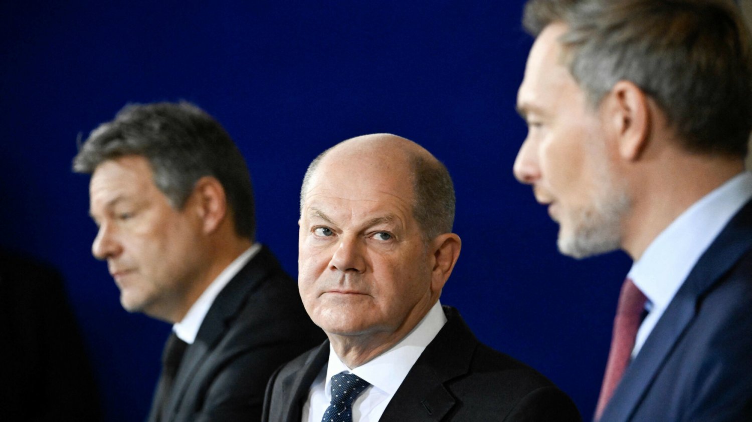 Na zdjęciu kanclerz Niemiec Olaf Scholz, a obok niego Christian Lindner i Robert Habeck.