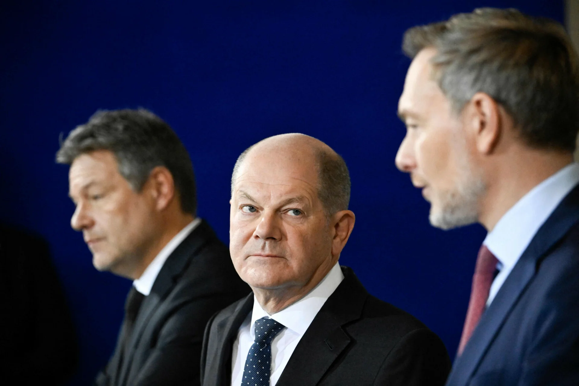 Rząd kanclerza Olafa Scholza jest zagrożony rychłym upadkiem. Na zdjęciu kanclerz Niemiec Olaf Scholz, a obok niego Christian Lindner i Robert Habeck.
