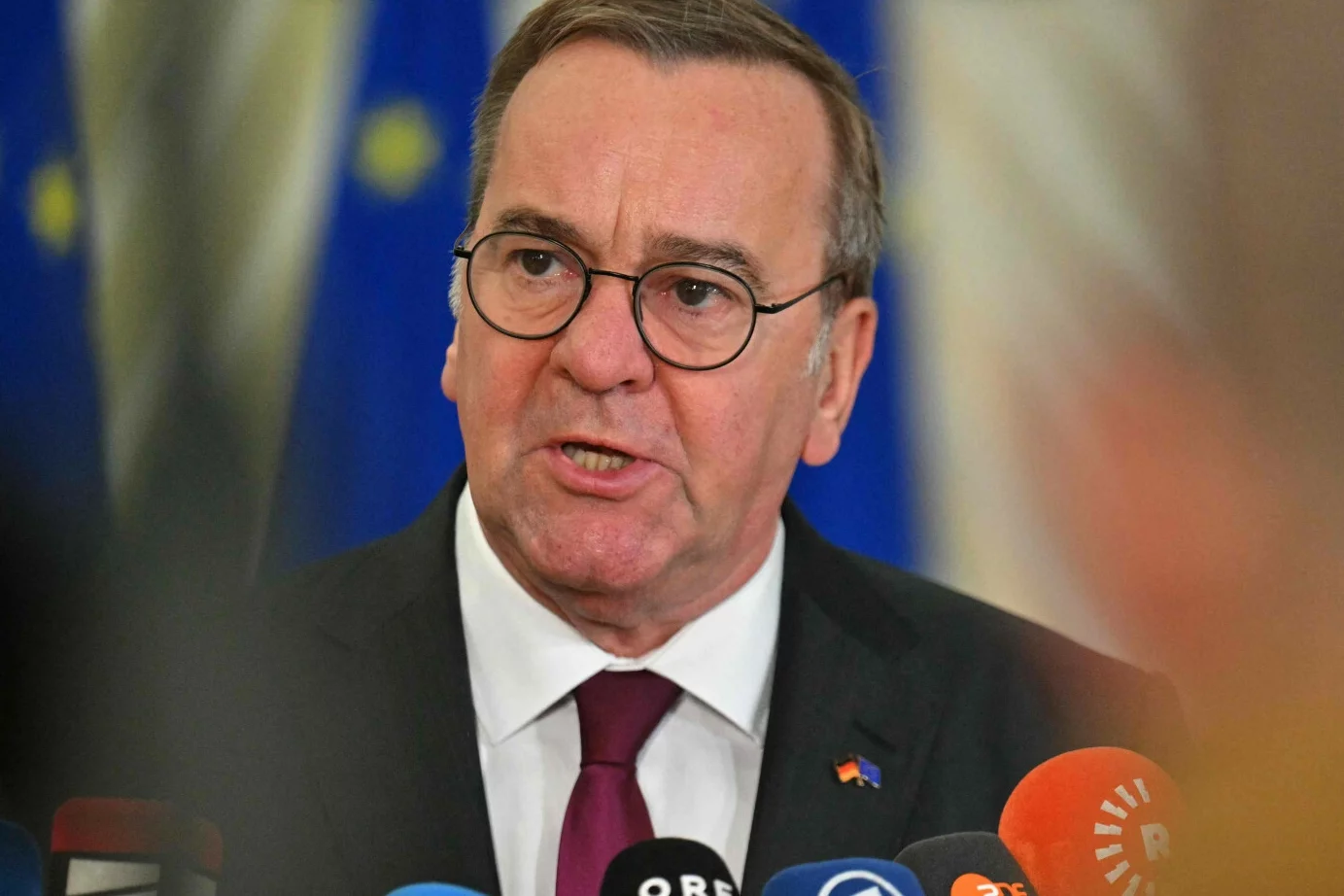 Minister obrony Niemiec: Putin prowadzi jakąś grę