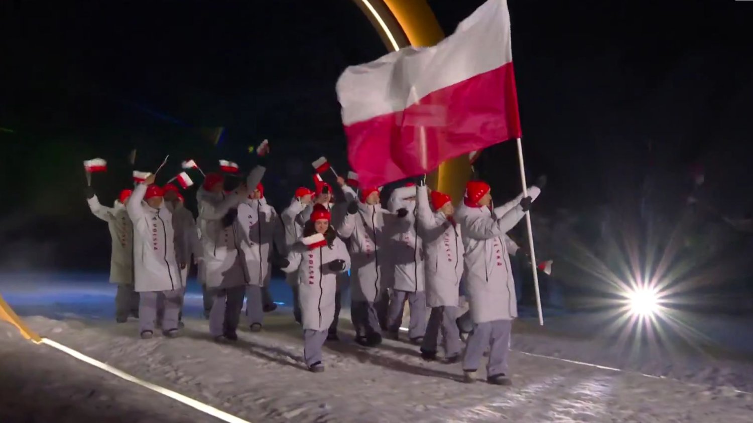 Polska zaprezentowała się światu na IO. Wzruszający moment dla Kamila Stocha Kamil Stoch w Predazzo wprowadził Polskę na IO