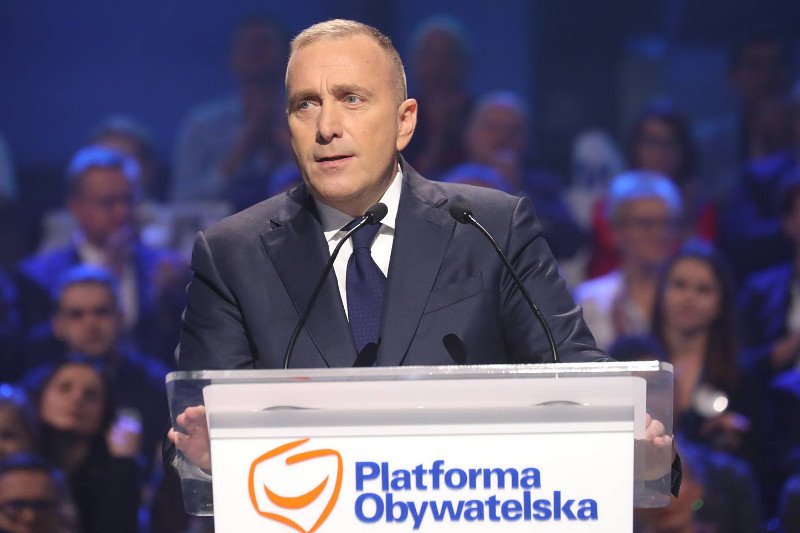 "Polacy muszą wiedzieć na co mają głosować. Mówiliśmy o totalnej opozycji, teraz przedstawiamy totalną propozycję" - powiedział Grzegorz Schetyna na konwencji w Łodzi.