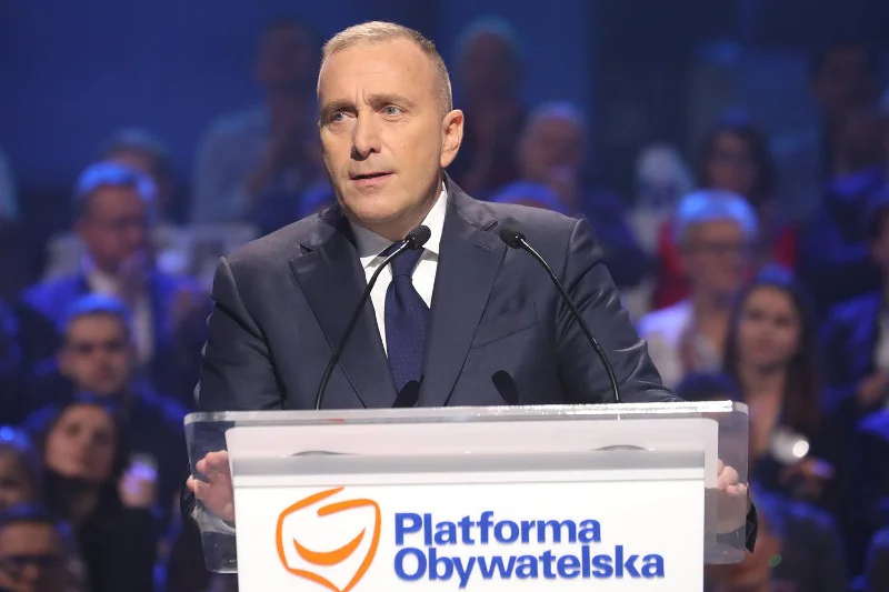 "Polacy muszą wiedzieć na co mają głosować. Mówiliśmy o totalnej opozycji, teraz przedstawiamy totalną propozycję" - powiedział Grzegorz Schetyna na konwencji w Łodzi.