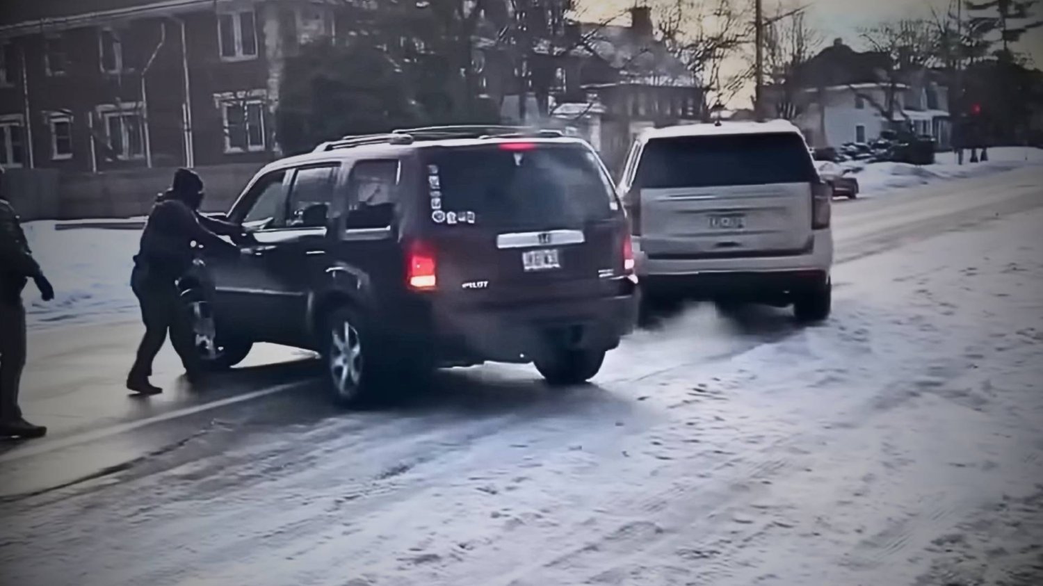 Agent ICE strzela do 37-latki. Departament Bezpieczeństwa mówi o terroryzmie, burmistrz Minneapolis twierdzi, że to bzdura.