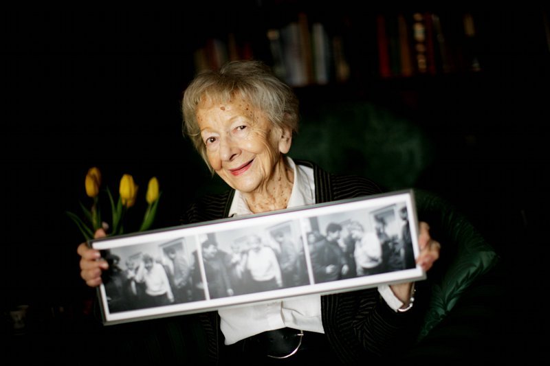 Wisława Szymborska w swoim mieszkaniu przy ul. Piastowskiej w Krakowie, 2009 r., fot. Adam Golec