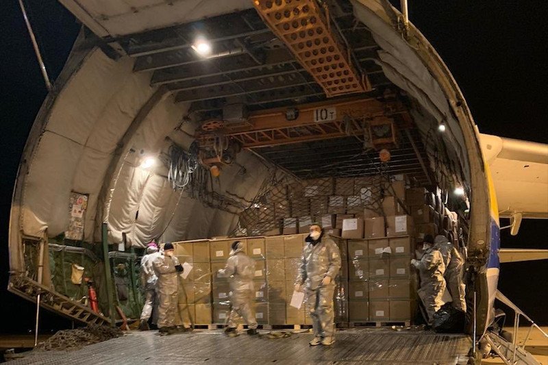 Do Czech przyleciał transport z Chin ze sprzętem do walki z koronawirusem.