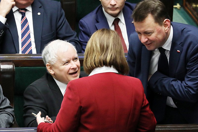 Prezes Kaczyński zapowiada zwrot nagród przez ministrów oraz obniżenie pensji parlamentarzystom, samorządowcom i członkom zarządów spółek skarbu państwa.