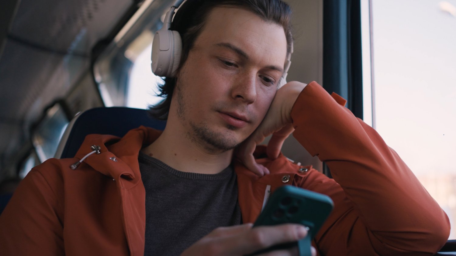 Słuchawki z redukcją szumów mogą osłabiać umiejętności słuchowe.